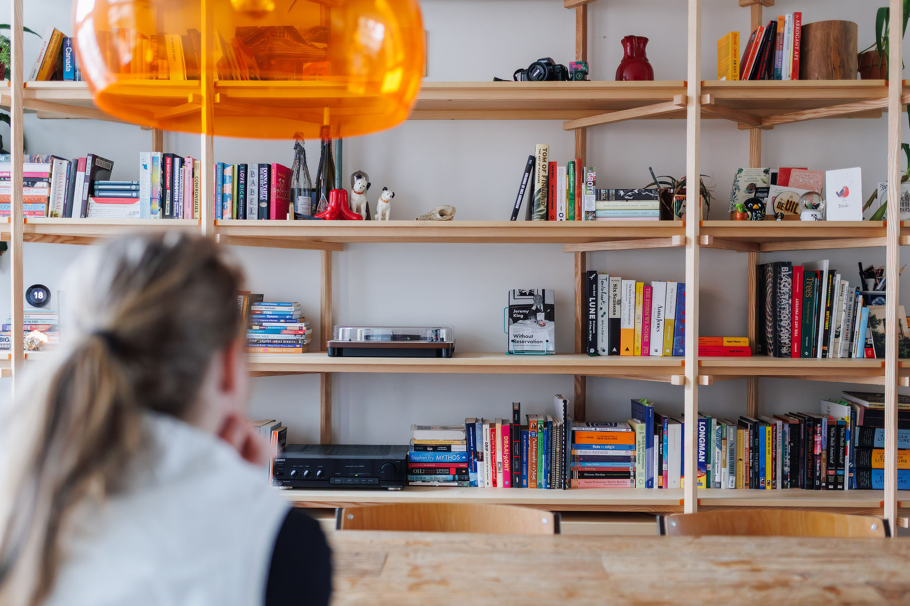 Maatwerk boekenwand in multiplex