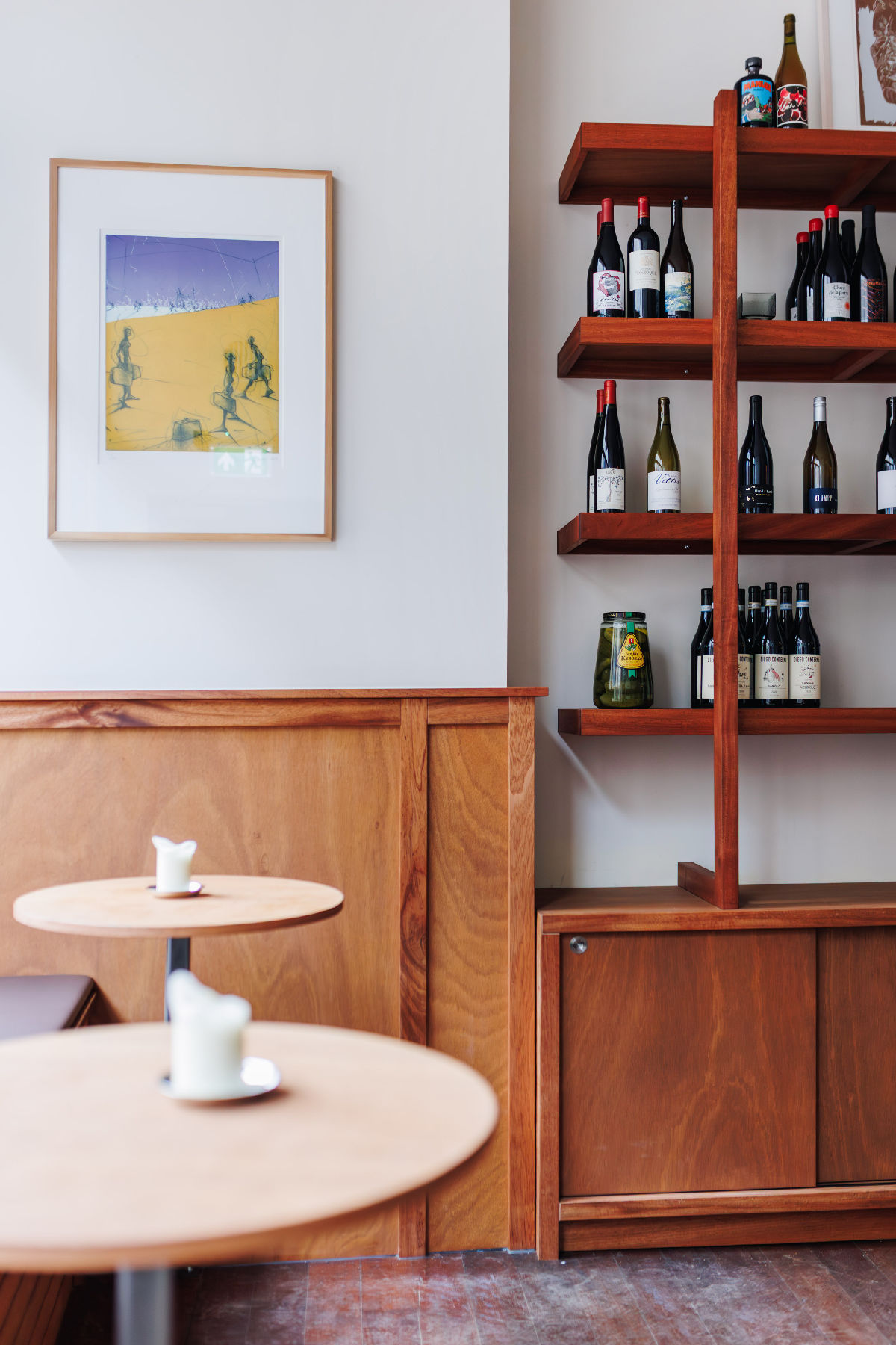 Wijnbar interieur met maatwerk houten wijnrekken