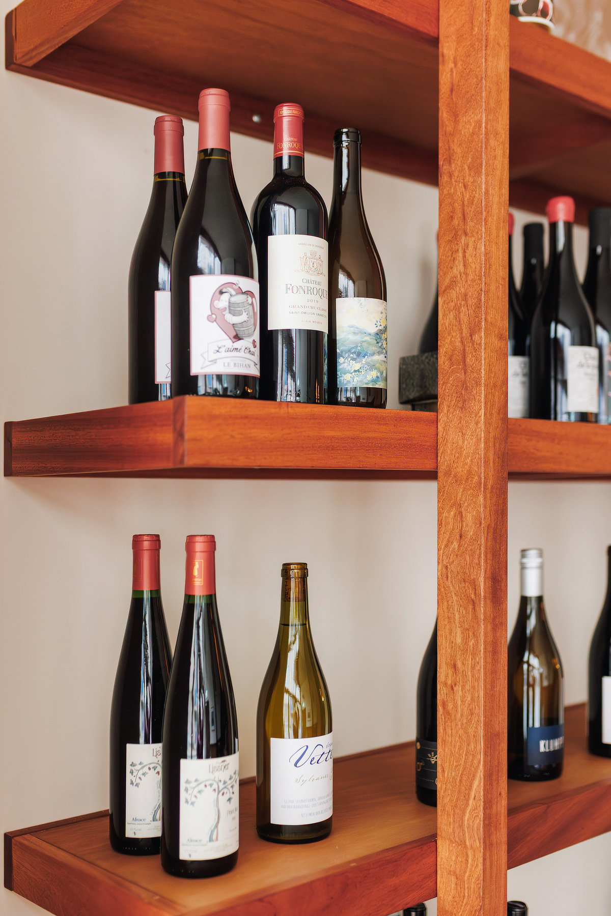 Bistrotafels en lambrisering
