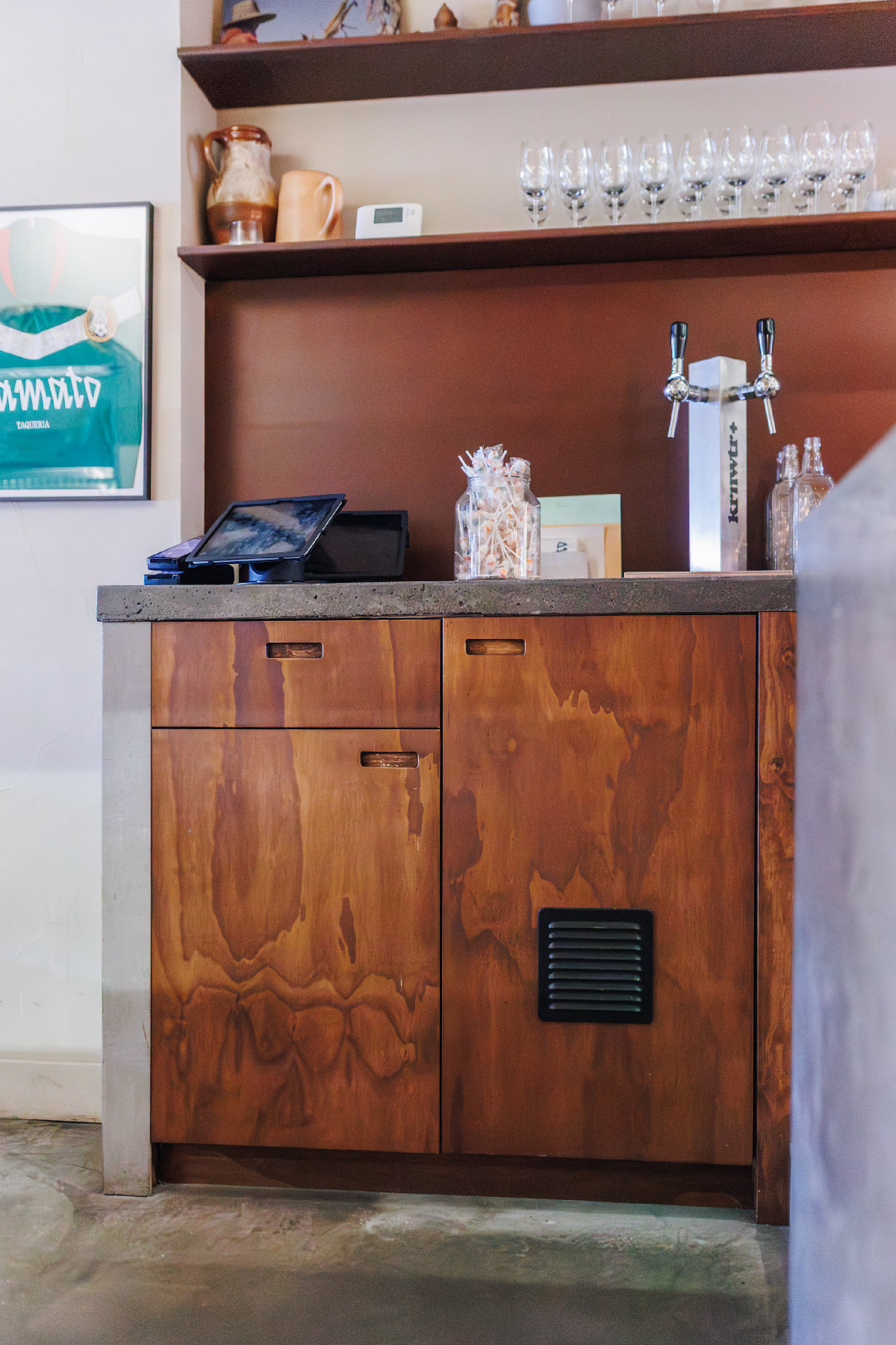 Bar met houten toonbank en betonblad